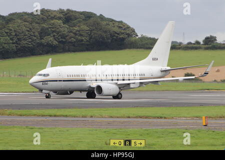 166694, un Boeing C-40un clipper di marina degli Stati Uniti, a Prestwick International Airport in Ayrshire. Foto Stock