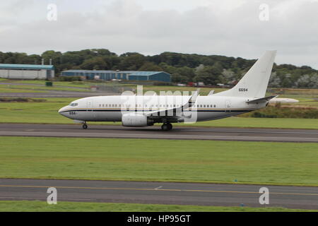 166694, un Boeing C-40un clipper di marina degli Stati Uniti, a Prestwick International Airport in Ayrshire. Foto Stock