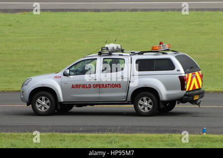 0624 (SH65 YRZ), un Isuzu D-Max Eiger del dipartimento operativo dei campi aerei dell'aeroporto di Prestwick, all'aeroporto di Prestwick, in Ayrshire, Scozia. Foto Stock