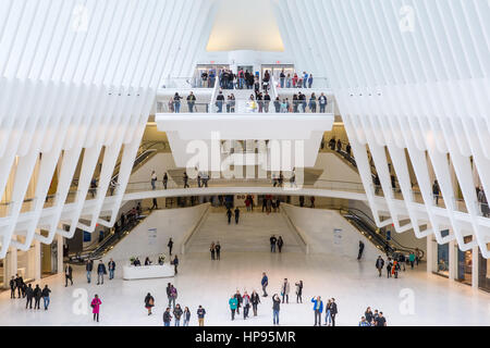 La vista da un livello di terra ingresso l'occhio World Trade Center Hub di trasporto nella città di New York. Foto Stock
