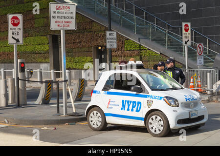La lotta contro il terrorismo NYPD Bureau ufficiali, utilizzando una nuova Smart fortwo smart auto, fornire protezione al sito del World Trade Center a New York City. Foto Stock