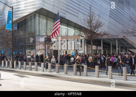 La gente di attendere in linea per immettere la National September 11 Memorial Museum di New York City. Foto Stock