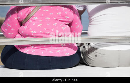 Vista posteriore di obesi, sovrappeso turista femminile. Foto Stock