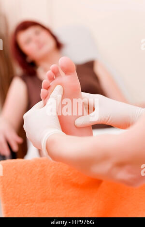 Modello rilasciato , Fussmassage, medizinische Fusspflege - massaggio del piede, medico cura dei piedi Foto Stock