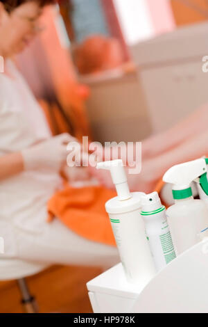 Modello rilasciato , Fusspflegerin - pedicurist Foto Stock