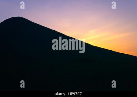 Alba su un pendio di montagna,, Sakhalin in Russia Foto Stock