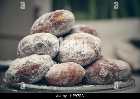 Fresche, ciambelle fatte a mano prepeared tradizionale per il Giovedì grasso Foto Stock