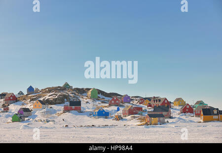 Case colorate in primavera in Groenlandia Foto Stock