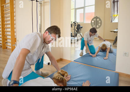 Fisioterapista kinesiterapia e pacient Foto Stock