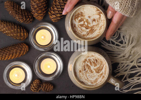 Atmosfera accogliente... Hygge. Tazze di moka cremosa (caffè e cioccolato) servite su ardesia in un'accogliente casa inglese Foto Stock