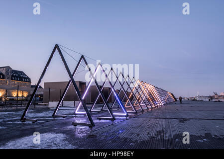 L'Onda, interattivo di un suono e luce installazione, è spanning 80 metri su Ofelia Plads come parte dell'arte danese e il festival di musica Frost Festi Foto Stock