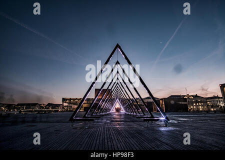 L'Onda, interattivo di un suono e luce installazione, è spanning 80 metri su Ofelia Plads come parte dell'arte danese e il festival di musica Frost Festi Foto Stock