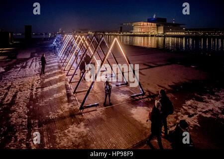 L'Onda, interattivo di un suono e luce installazione, è spanning 80 metri su Ofelia Plads come parte dell'arte danese e il festival di musica Frost Festi Foto Stock