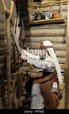 La donna la preparazione di tela per vestiti, Trzcinica vicino Jasło dei Carpazi Open-Air Troy Museum Foto Stock