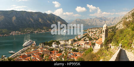 Vista della bellissima Kotor e Kotor Bay, Montenegro, dall'alto sull'escursione a San Giovanni della Fortezza Foto Stock