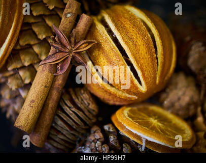 Essiccato Arancio Cannella e pigne per Natale Foto Stock