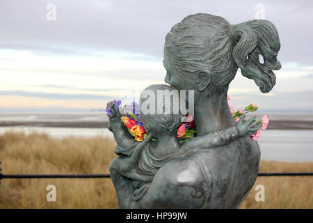 "Benvenuti a casa" scultura di Anita Lafford. Fleetwood, nel Lancashire, Regno Unito Foto Stock