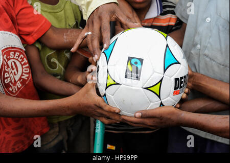 INDIA Odisha Orissa, Raygada, villaggio tribale Malligoan, tribù Dongria Kondh, i bambini hanno una palla di calcio del commercio equo e solidale Foto Stock