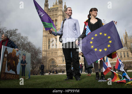 I lavoratori europei, infermieri, assistenti sociali e assistenti didattici protesta al di fuori della sede del parlamento di Londra prima di lobbismo MPs oltre il loro diritto a rimanere nel Regno Unito. Foto Stock