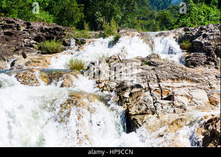 Yang Bay cascata, Vietnam. L'acqua fluisce dal basso verso l'alto. Foto Stock