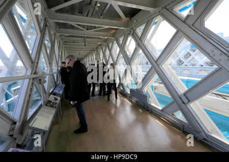 Turisti del Tower Bridge il vetro piano passerella, il fiume Tamigi e il centro di Londra, Inghilterra, Regno Unito Foto Stock