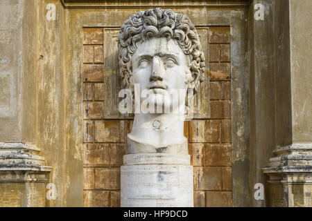 IL VATICANO - Ottobre 25, 2015: Gaio Giulio Cesare Augusto testa grande statua nel Museo del Vaticano in Italia Foto Stock