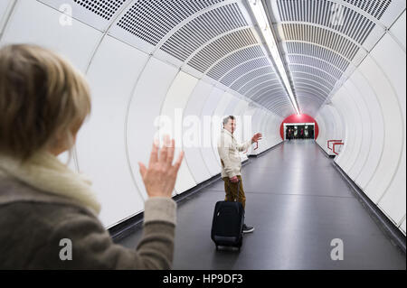 Coppia senior nel corridoio della metropolitana dicendo addio Foto Stock