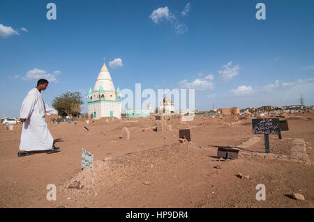 SUDAN, OMDURMAN: ogni venerdì i sufi di Omdurman, l altra metà del Sudan settentrionale la capitale Khartoum, si riuniscono per la loro 'dhikr' - Canti e danc Foto Stock