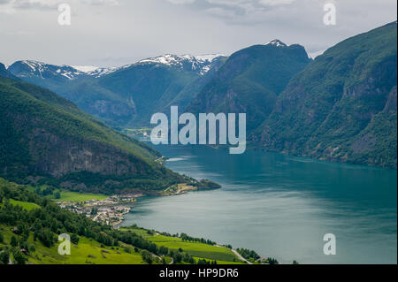 Aurland Città e paesaggio Aurlandsfjorden Foto Stock