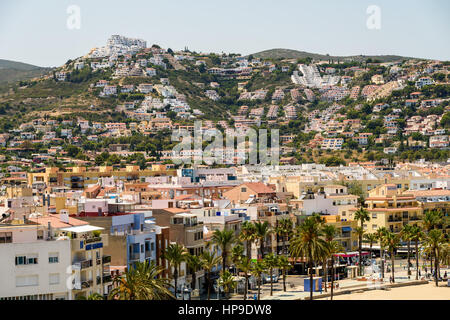 VALENCIA, Spagna - 28 luglio 2016: Vista dello Skyline di Peniscola City Beach Resort al Mare Mediterraneo in Spagna Foto Stock