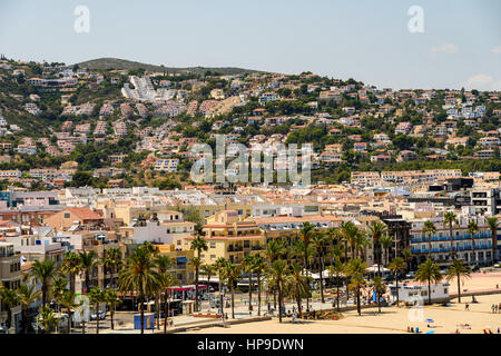 VALENCIA, Spagna - 28 luglio 2016: Vista dello Skyline di Peniscola City Beach Resort al Mare Mediterraneo in Spagna Foto Stock