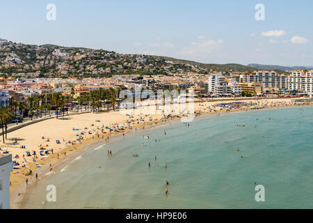 VALENCIA, Spagna - 28 luglio 2016: Vista dello Skyline di Peniscola City Beach Resort al Mare Mediterraneo in Spagna Foto Stock