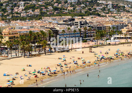 VALENCIA, Spagna - 28 luglio 2016: Vista dello Skyline di Peniscola City Beach Resort al Mare Mediterraneo in Spagna Foto Stock