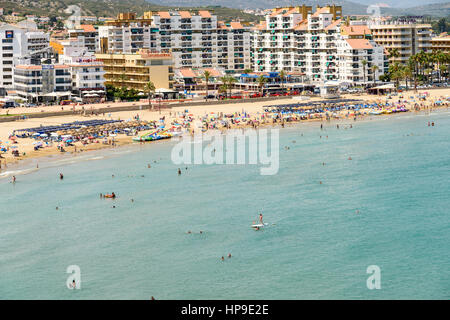 VALENCIA, Spagna - 28 luglio 2016: Vista dello Skyline di Peniscola City Beach Resort al Mare Mediterraneo in Spagna Foto Stock