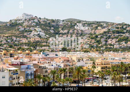 VALENCIA, Spagna - 28 luglio 2016: Vista dello Skyline di Peniscola City Beach Resort al Mare Mediterraneo in Spagna Foto Stock