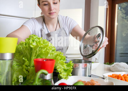 La donna si prepara un pasto sano nella cucina moderna. Il concepimento di una sana alimentazione. Foto Stock
