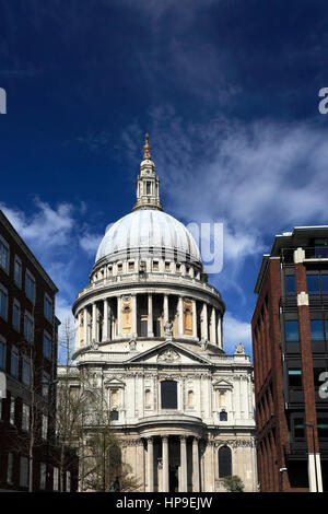 Estate, vista esterna di Saint Pauls Cathedral, North Bank di Londra City, Inghilterra, Regno Unito costruito da Sir Christopher Wren Foto Stock