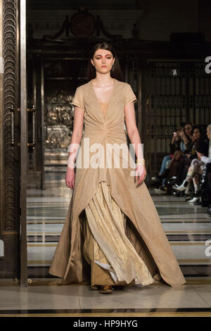 Londra, UK, 19 febbraio 2017. Un modello di passeggiate la pista durante il Kajal Patel mostra alla Casa di MEA, moda Scout, London Fashion Week. Casa di Medio Oriente e Asia è una piattaforma per promuovere il talento di moda da tutto il Medio Oriente, in Asia e in India. Foto Stock