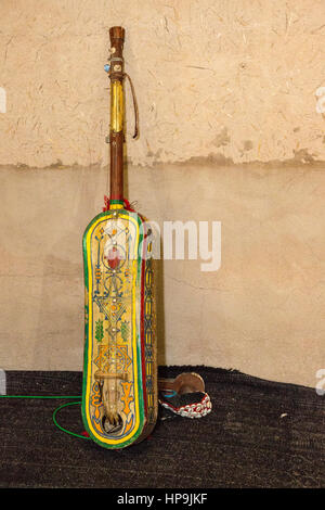 Merzouga, Marocco. Gimbrie (o Hajouj o Santerre), un Gnaoua corde dello strumento musicale. Foto Stock