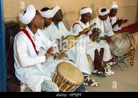 Merzouga, Marocco. Gnaoua musicisti di suonare il tamburo, Krakeb e Gimbrie. Foto Stock