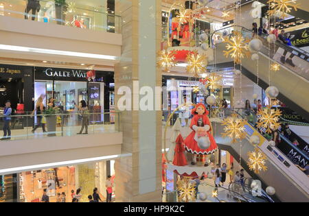 La gente visita Vincom Center department store di Ho Chi Minh City Vietnam. Vincom Center è un centro commerciale di lusso nel quartiere centrale 2 Foto Stock