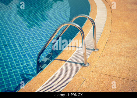 Piscina con scale al centro sportivo Foto Stock