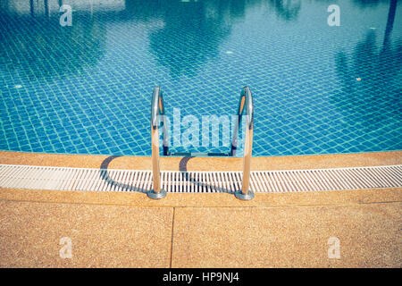 Piscina con scale al centro sportivo Foto Stock