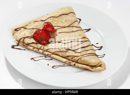 Crêpe mit schokososse und erdbeeren Foto Stock