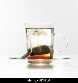 Glastasse mit teebeutel Foto Stock