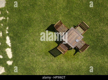 Blick von oben auf gartenstuehle und tisch auf Rasun Foto Stock