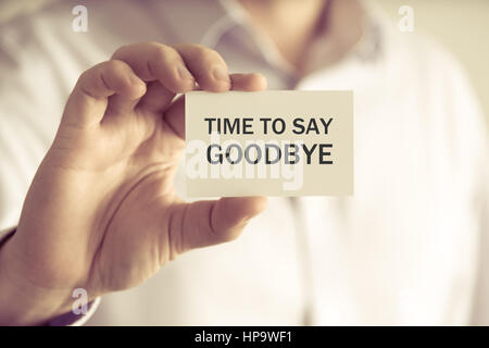 Primo piano su imprenditore tenendo una scheda con il testo del tempo per dire addio, business Concetto di immagine con soft focus background e tono vintage Foto Stock