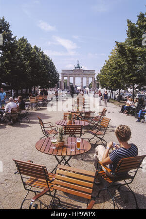 Il viale Unter den Linden, la Porta di Brandeburgo, Berlino, Deutschland Foto Stock