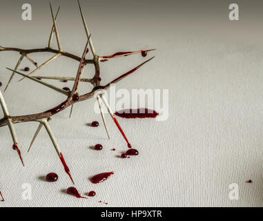 La corona di spine con il sangue su tela simbolici di Gesù Cristo che soffre sulla croce Foto Stock