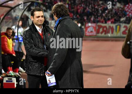 28 febbraio 2015: Mihai Teja l'allenatore della dinamo Bucarest L e George Ogararu pullman di U Cluj R all'inizio della Liga io gioco tra FC Dinamo Bucharest ROU e FC Universitatea Cluj ROU a "inamo' Stadium, Romania ROU. Foto: Cronos/Catalin Soare Foto Stock